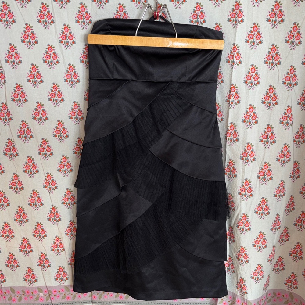 RW&CO. Black Strapless Ruffle-Tier Midi Dress